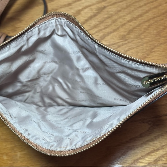 Michael Kors Saige Med Reversible Tote and Zip Clutch - Picture 13 of 15